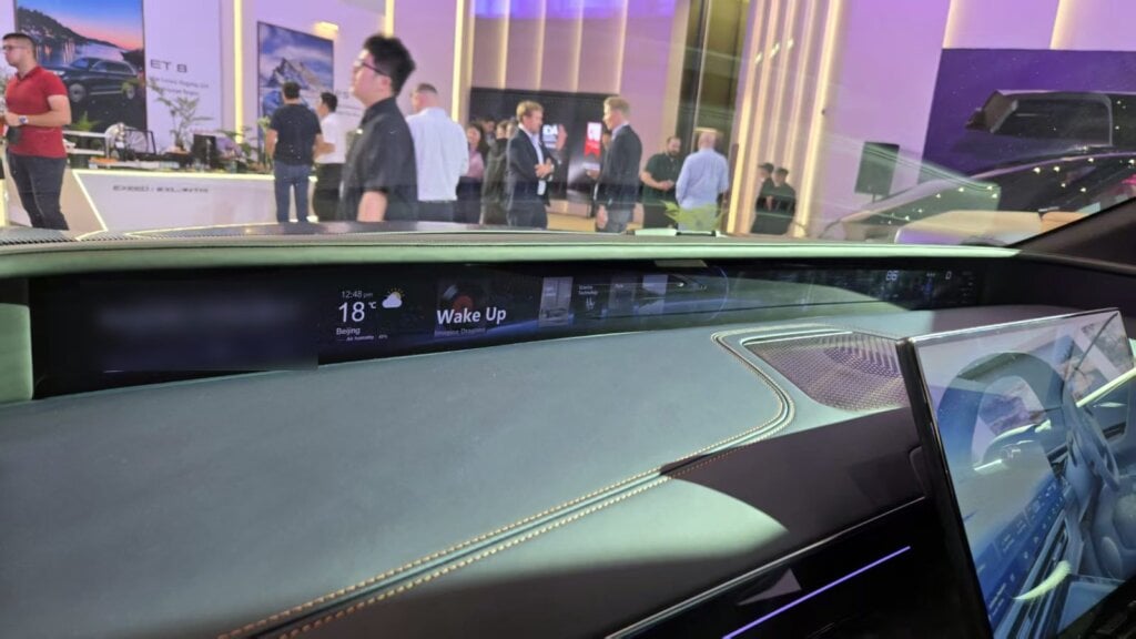 Full-width display across the dashboard of the facelifted Exlantix ET