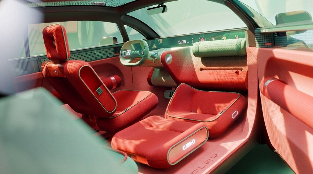 Red and pink interior of the Fiat Multiplay concept