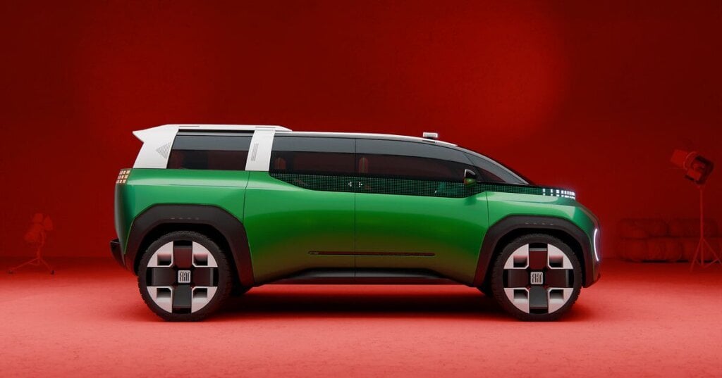 Side view of the 4.45 m Fiat Multiplay concept