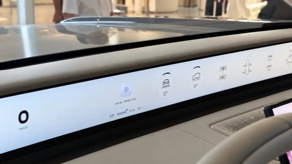 Freelander 8 46.3-inch mini-LED far-side display showing 4x4 information across the dash