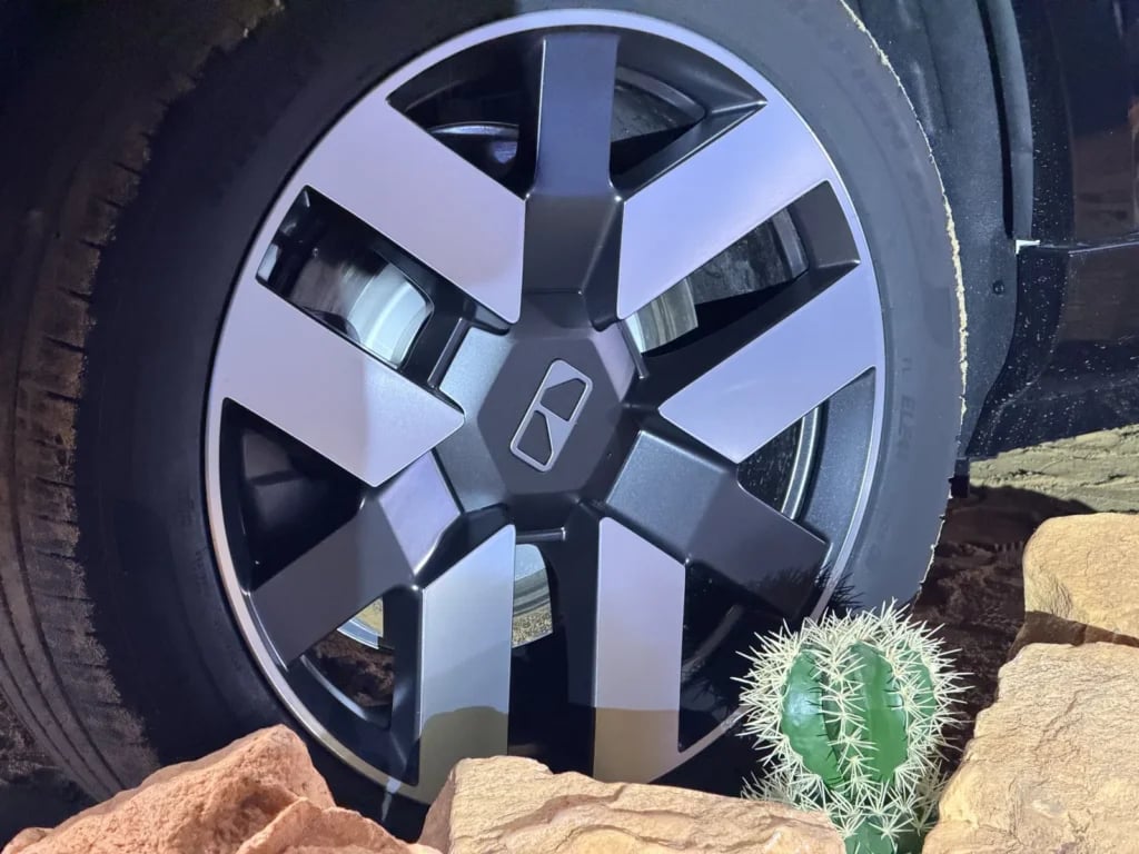 Close-up of the Freelander 8 two-tone alloy wheel