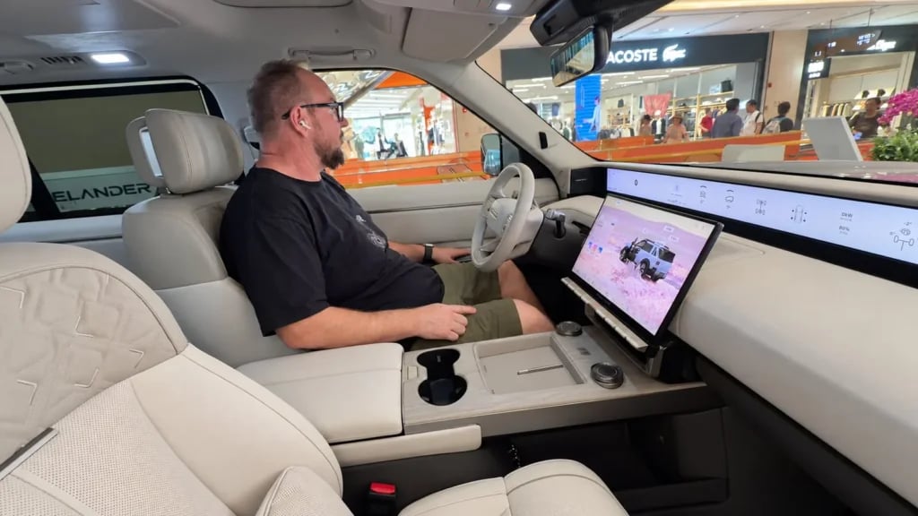 Freelander 8 front cabin with 15.6-inch touchscreen and full-width dash display