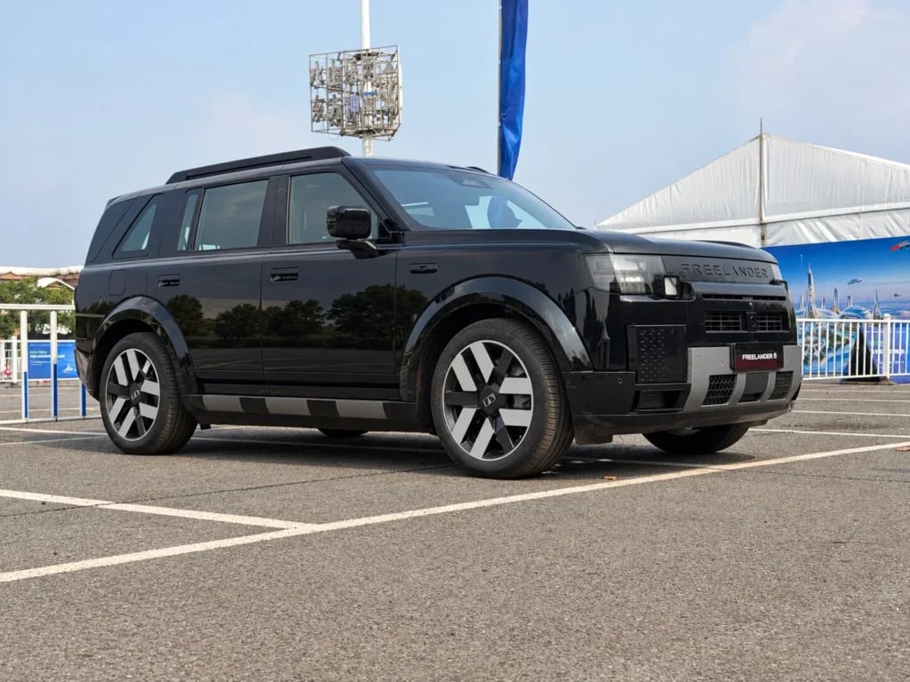 Black Freelander 8 front three-quarter view on 22-inch wheels
