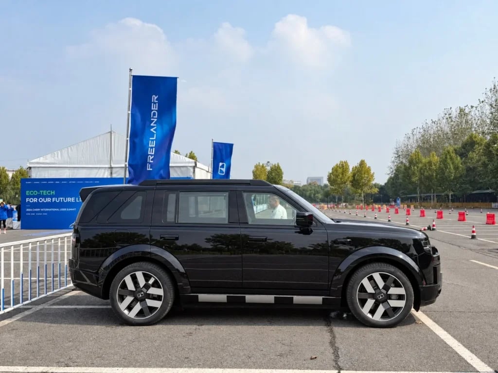 Black Freelander 8 side profile showing its 3040mm wheelbase