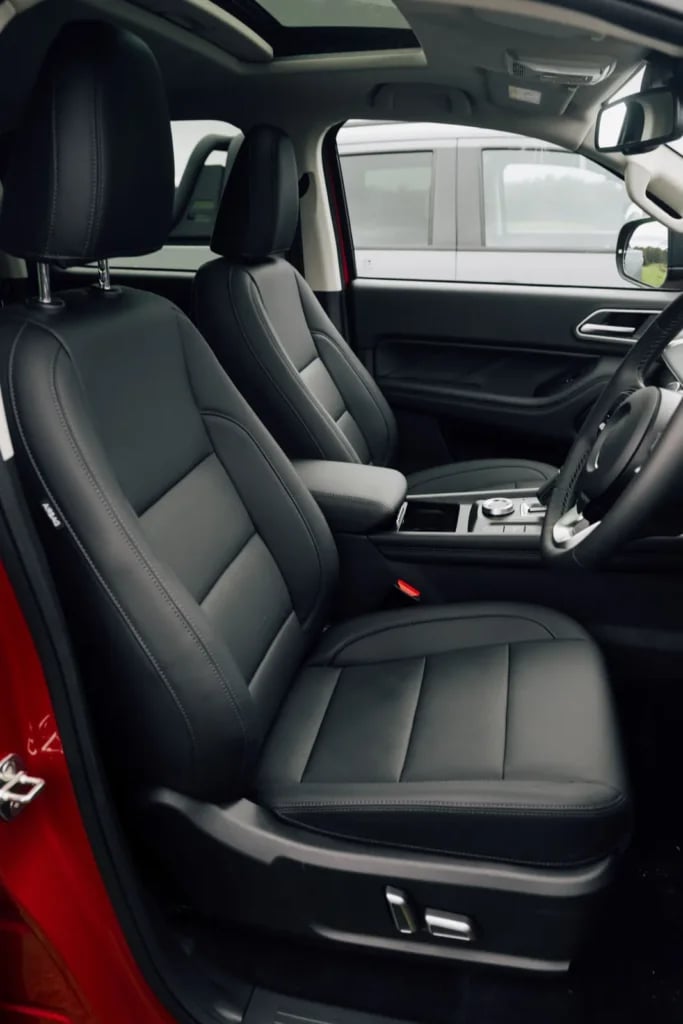 Leather front seats of the GWM Cannon Hi4-T PHEV Ultra