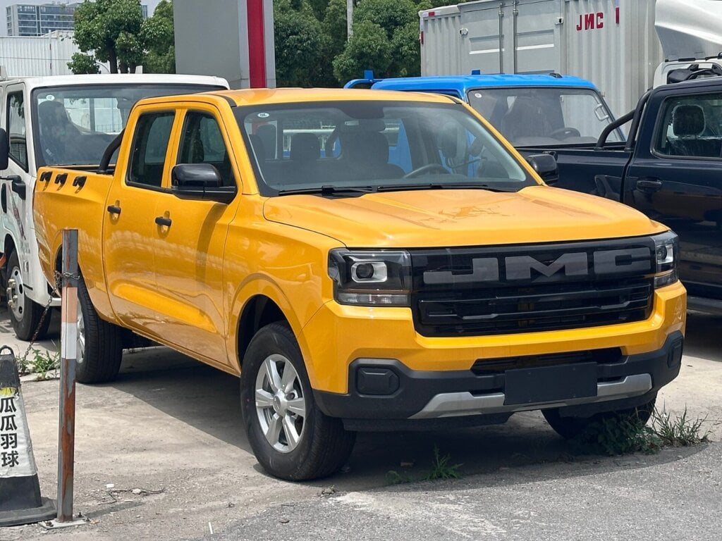China-market JMC Vigus double-cab ute, front three-quarter view