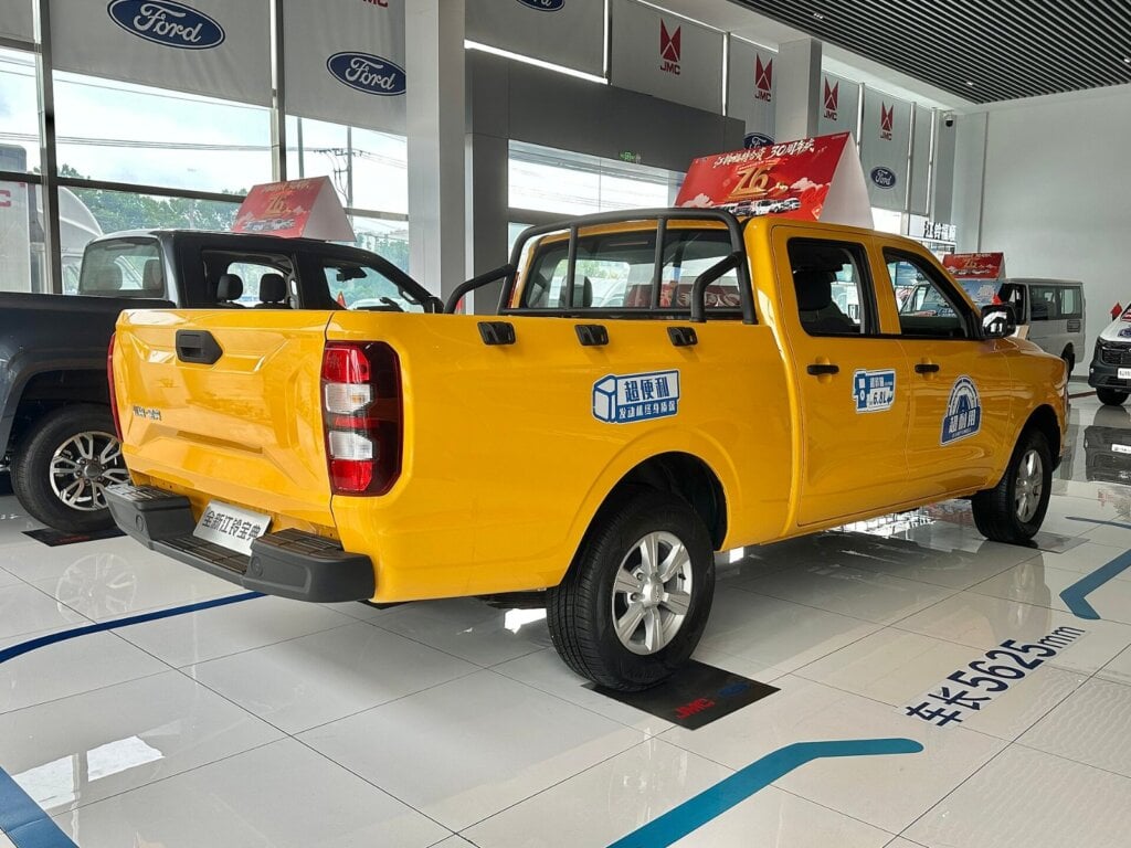 China-market JMC Vigus double-cab ute, rear three-quarter view