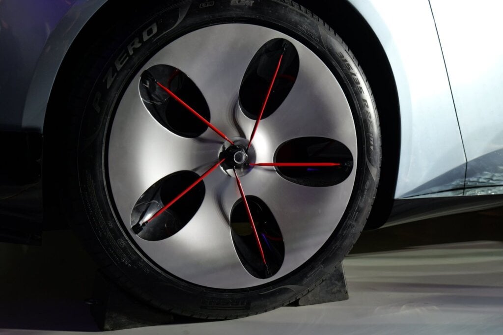 Lepas Aura concept 22-inch aero wheel with red spokes and Pirelli P Zero tyre