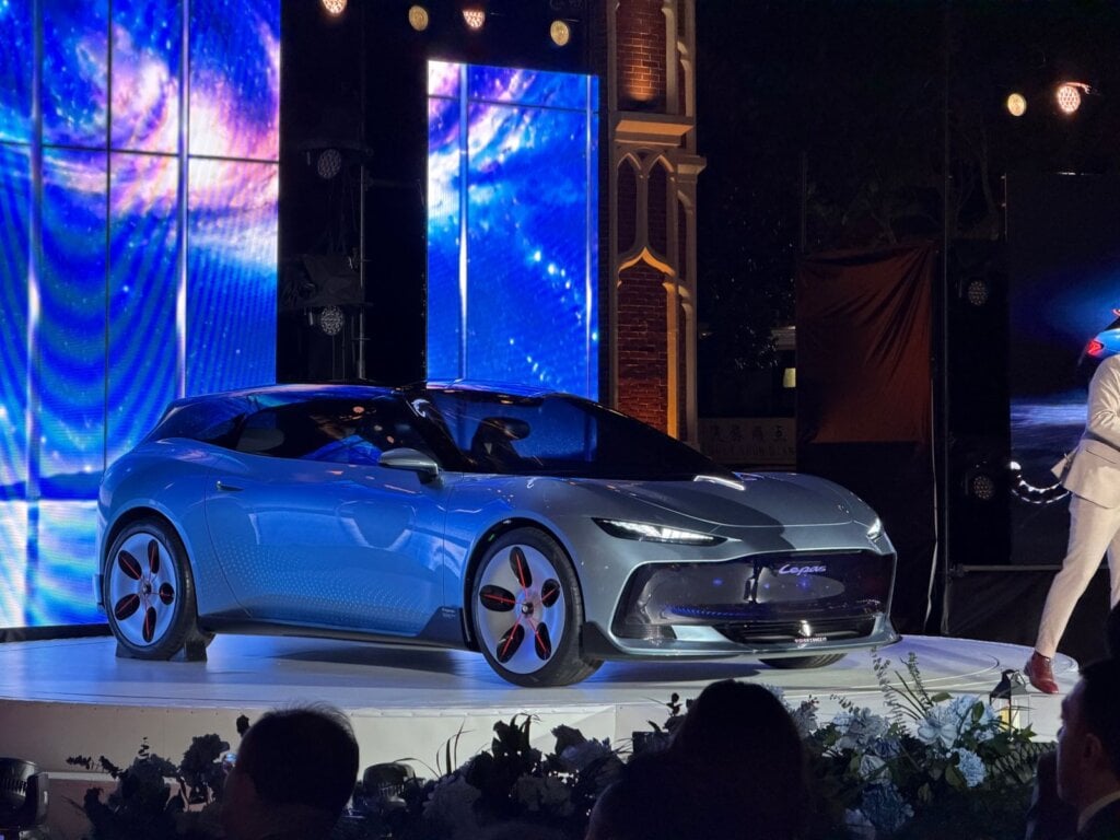 Front three-quarter view of the silver Lepas Aura shooting brake concept