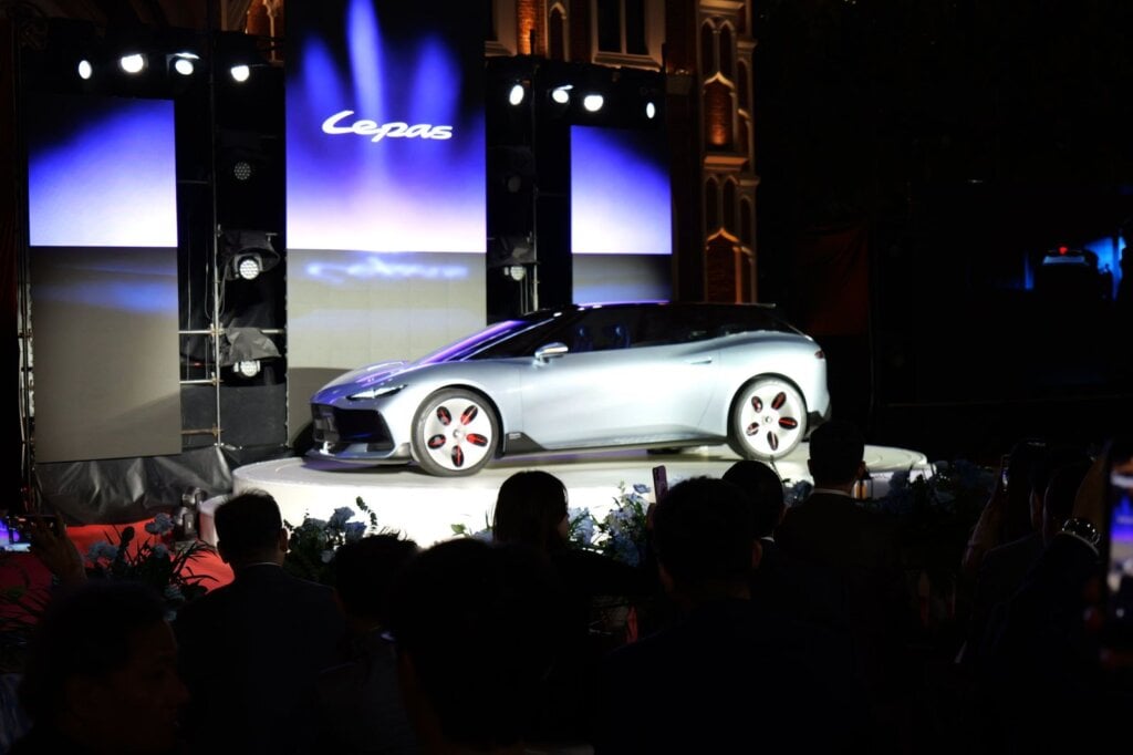 Side profile of the silver Lepas Aura shooting brake concept on stage in Wuhu