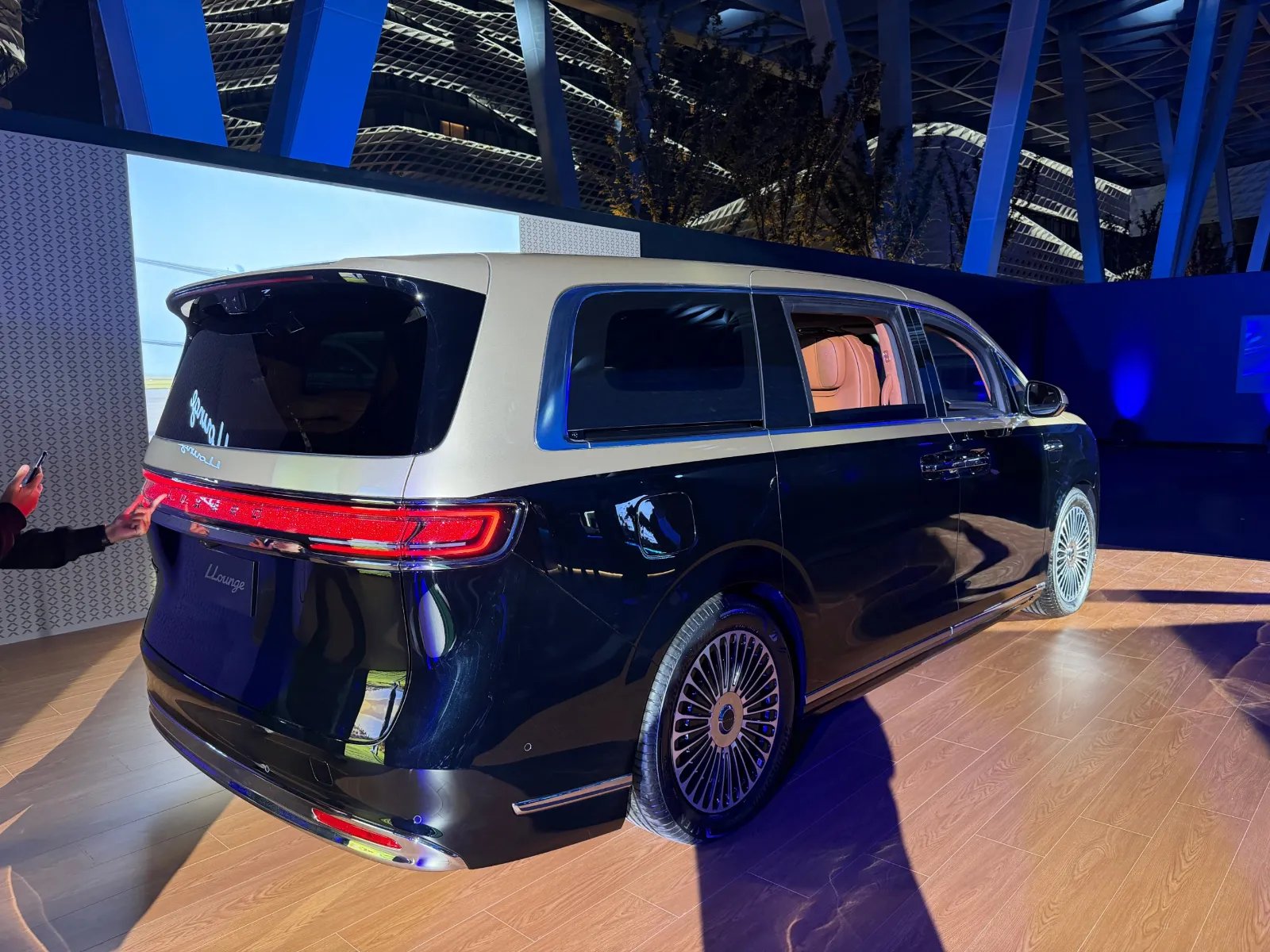 Luxeed LLounge rear three-quarter view with full-width light bar