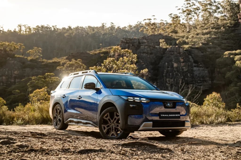 Front three-quarter view of a blue Subaru Trailseeker AWD Touring on 20-inch alloy wheels