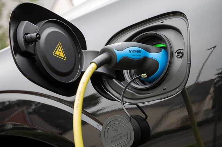 2017 Volvo XC60 T8 Hybrid R refuel