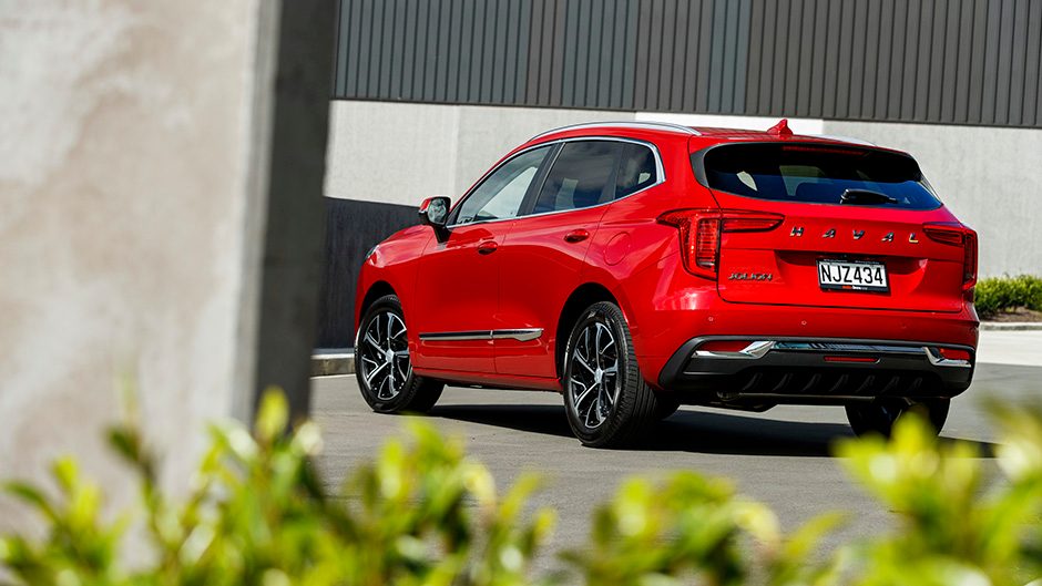 Haval Jolion Ultra parked in front of building