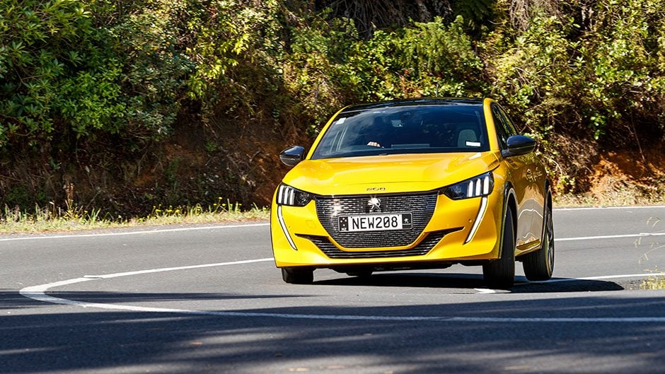 Peugeot 208 GT front action