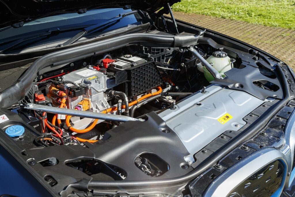 BMW iX3 Impressive frunk open