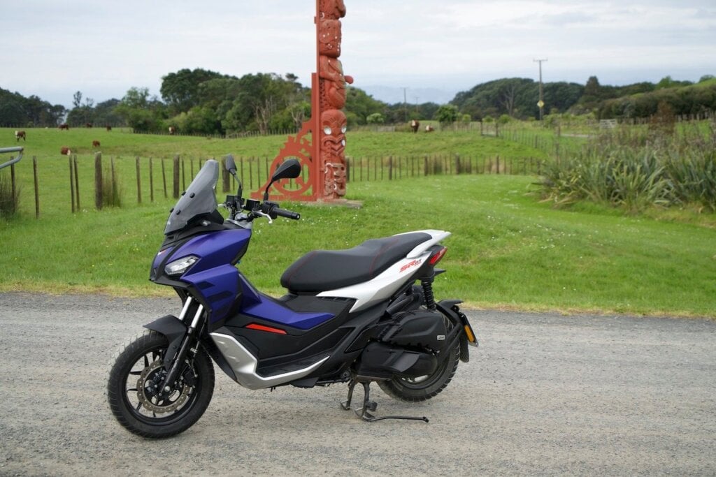 2022 Aprilia SR GT 200 side static