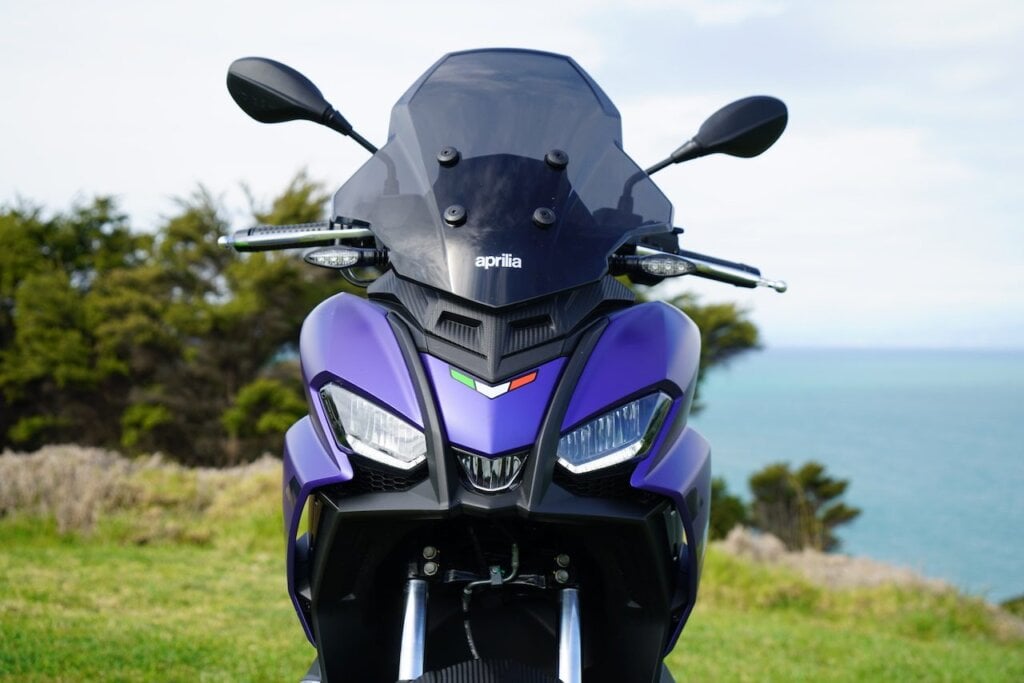 2022 Aprilia SR GT 200 headlight