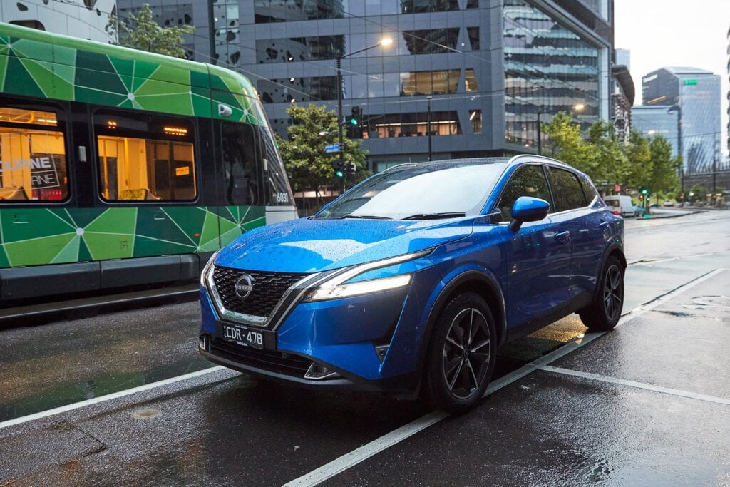 Nissan Qashqai passing tram