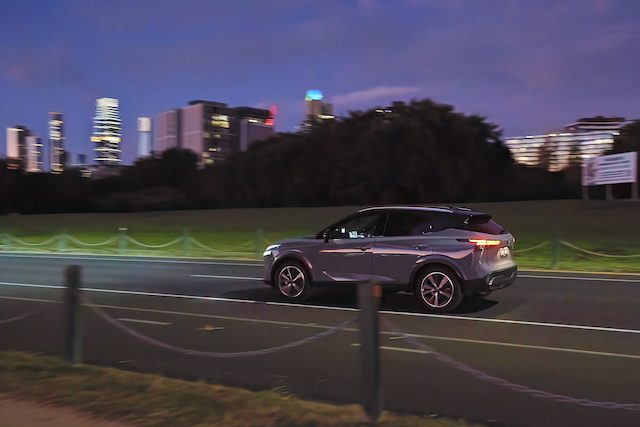 Nissan Qashqai driving at night