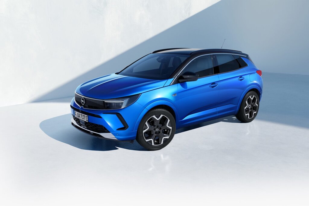 Opel Grandland in blue