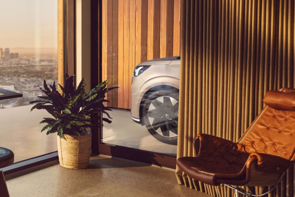 Volvo EM90 front wheel teaser