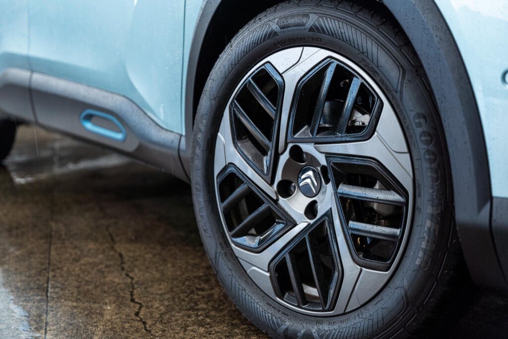 Wheel close up of the Citroen e-C4 Shine