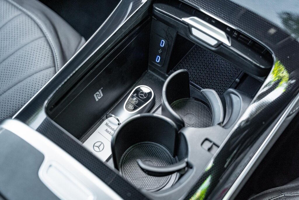 Centre console with collapsible cup holders in the Mercedes-Benz EQS 450
