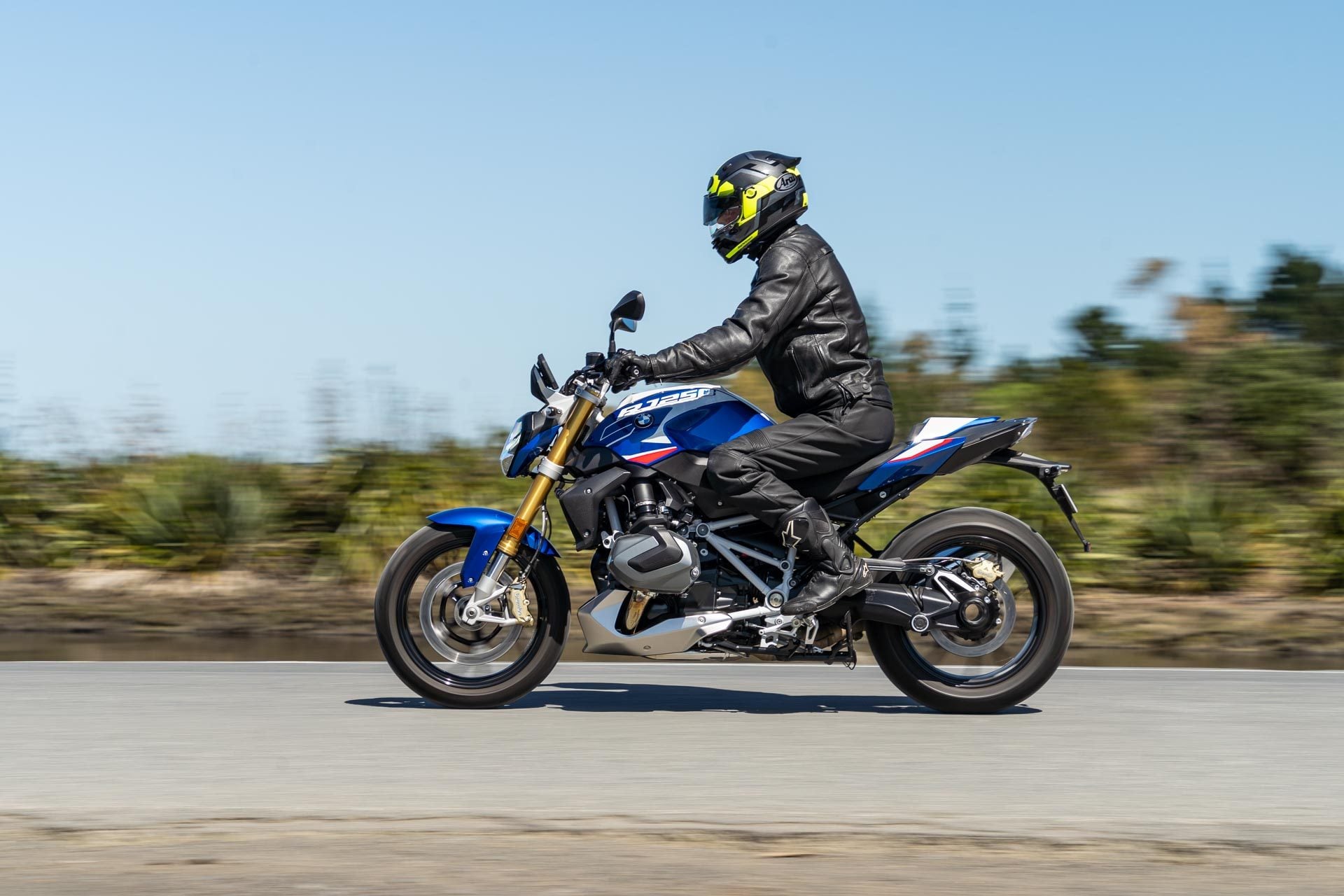 BMW R 1250 R Roadster panning side profile