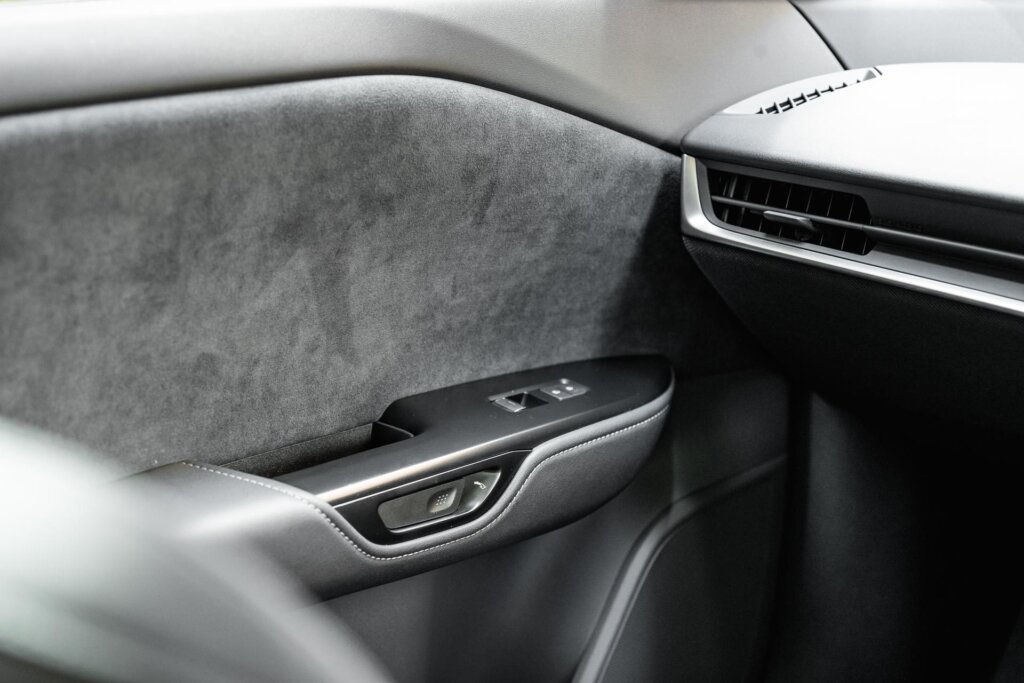 Easy to use interior door handles of the Lexus RZ 450e Dynamic