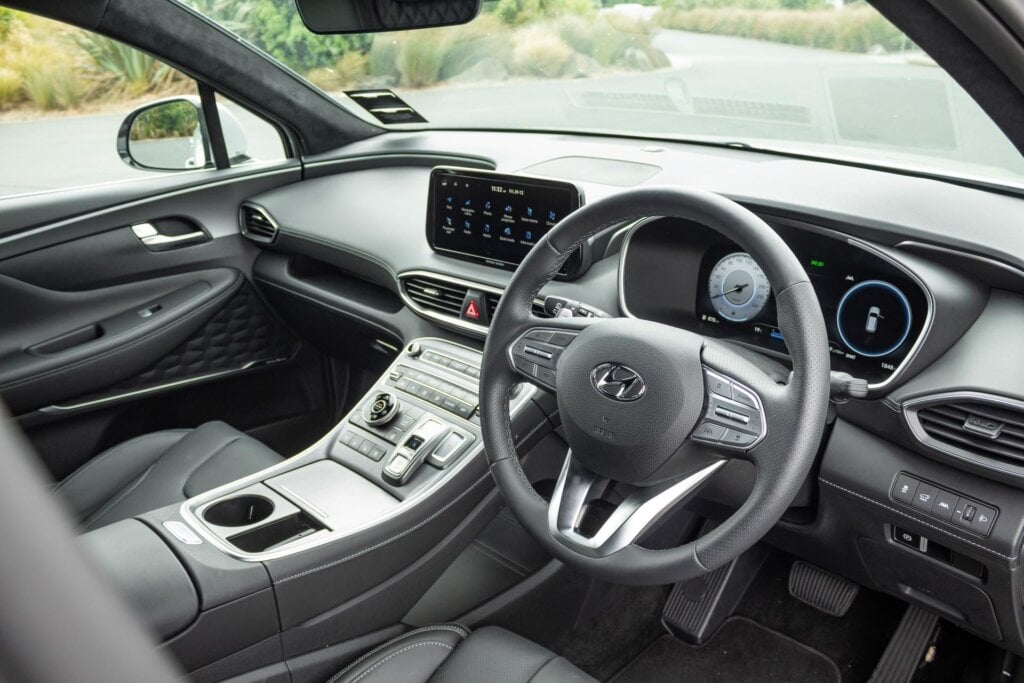 Hyundai Santa Fe 2.2 Diesel front interior wide view