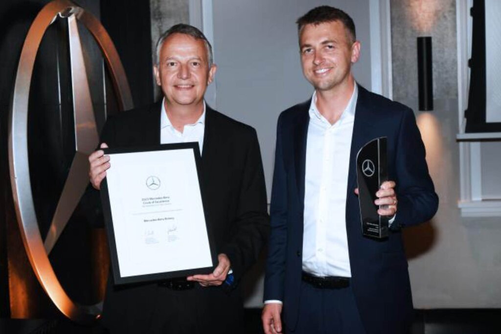 Jon Aldridge, Dealer Principal for Mercedes-Benz Botany accepting award from Joerg Schmidt, General Manager for Mercedes-Benz New Zealand – Cars.
