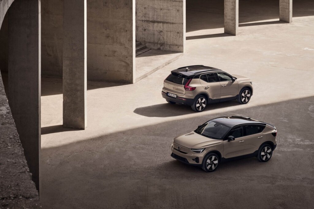 Volvo EX40 and EC40 parked next to each other