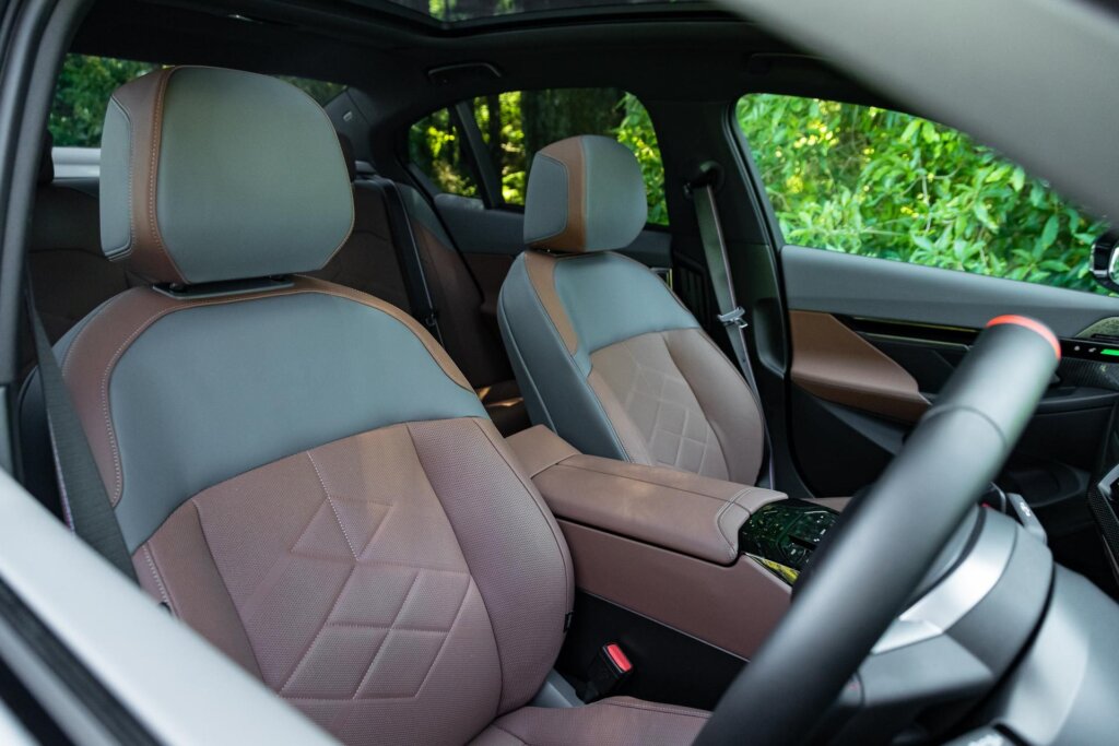 Front seats in the BMW i5 M60