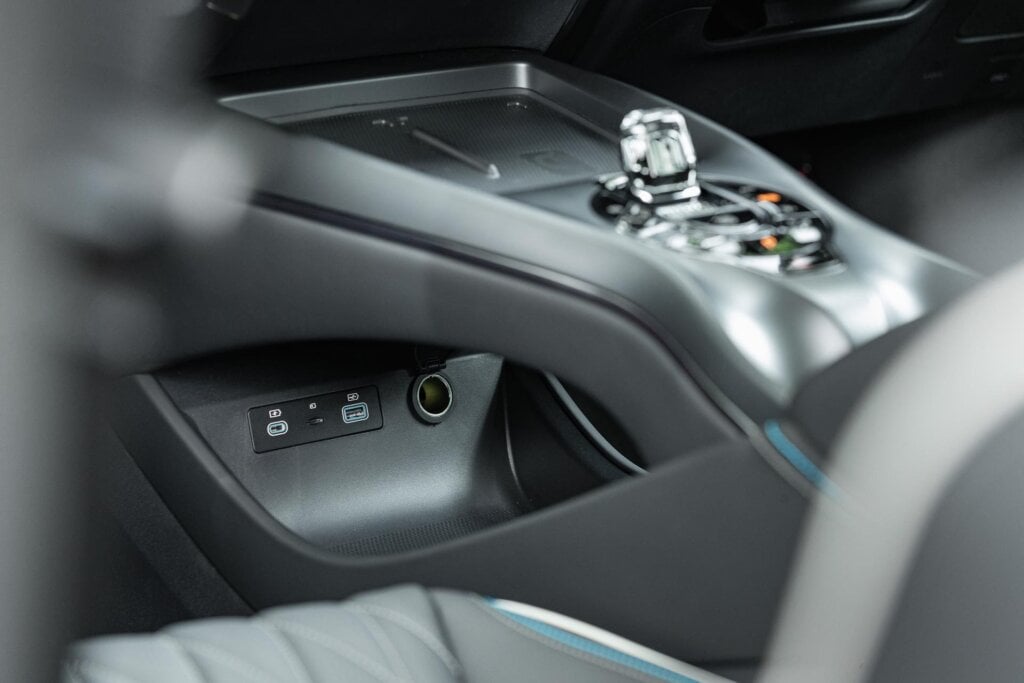 Centre console lower storage compartment
