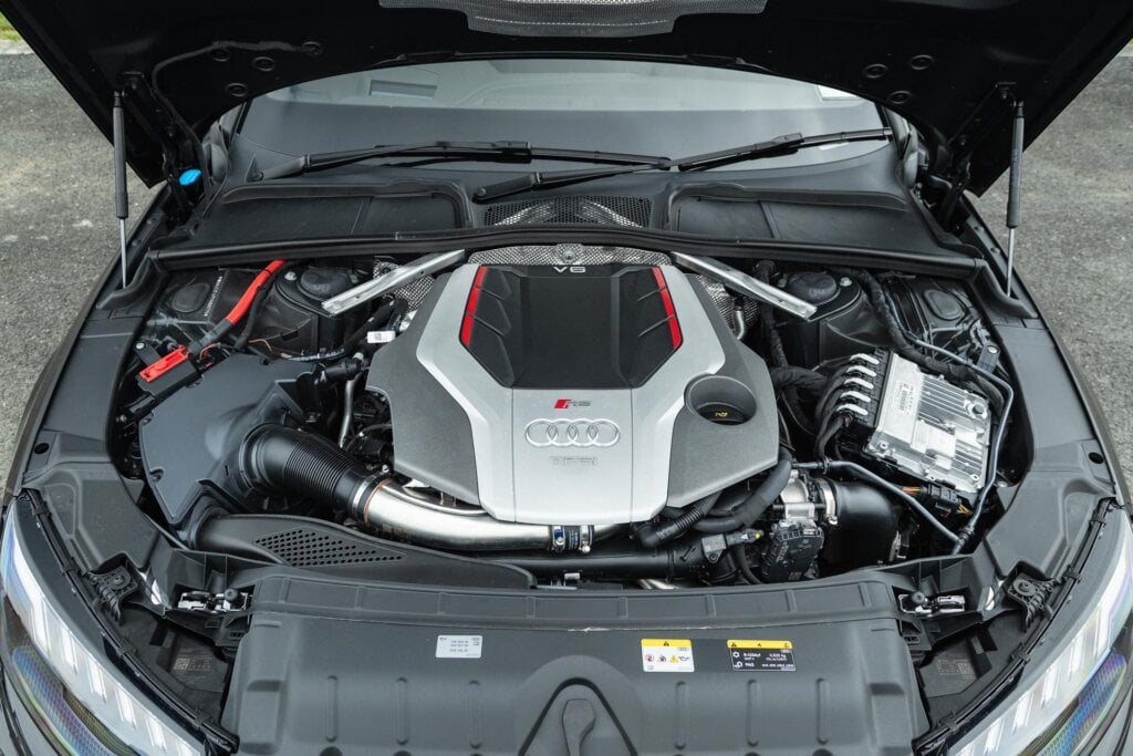 Audi RS 4 B9 engine bay