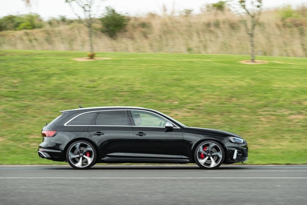 Audi RS 4 B9 panning shot