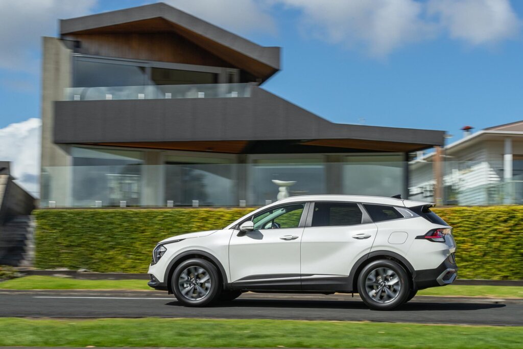 Kia Sportage HEV Earth side panning shot