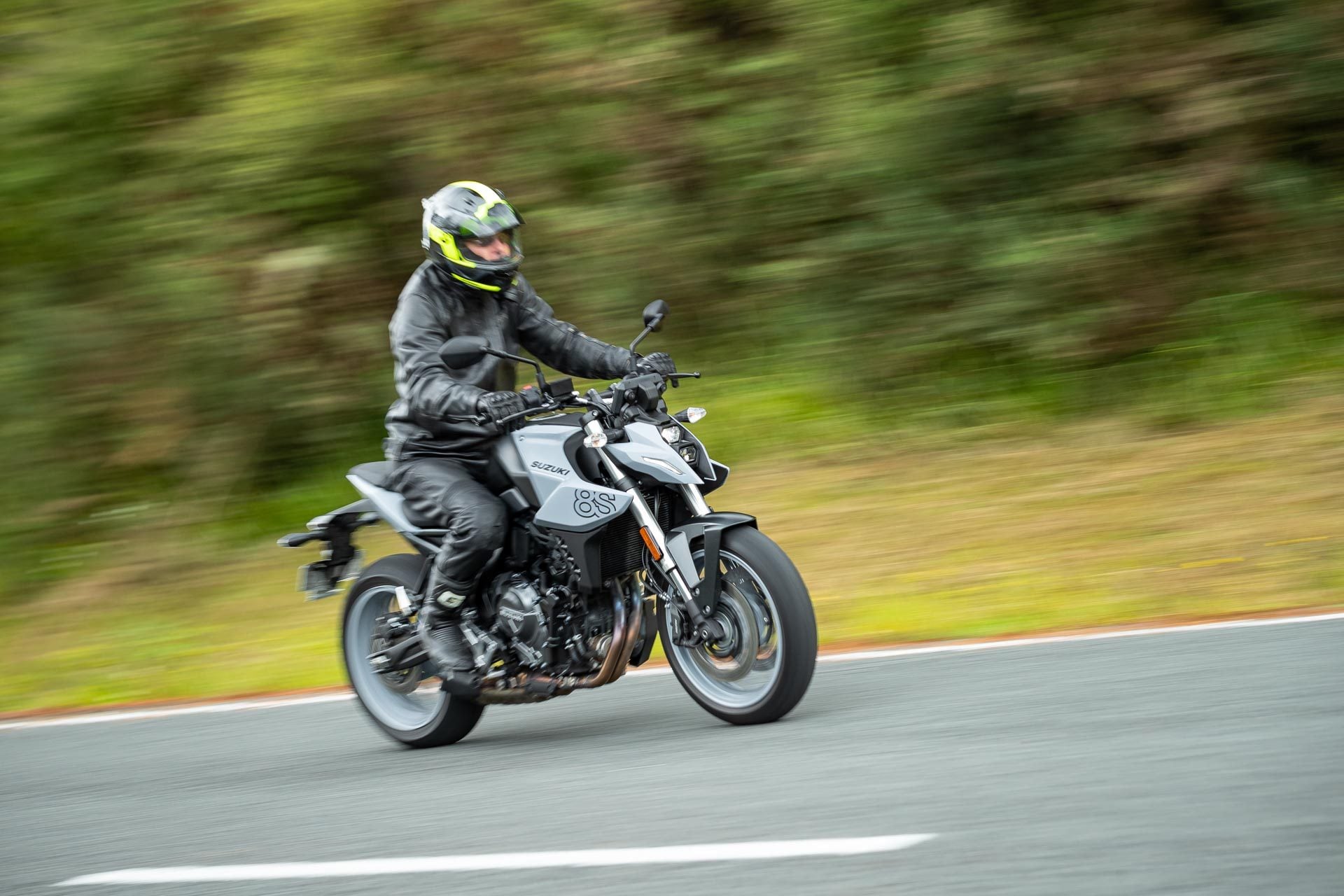 Suzuki GSX 8S motion blur flyby shot