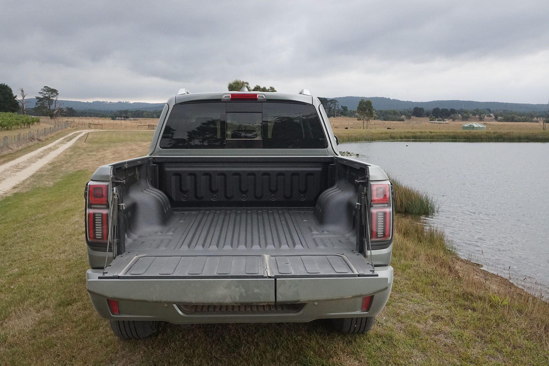 So in this shot the tailgate seems pretty regular, right?