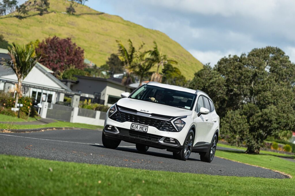 Cornering shot of the Kia Sportage HEV Earth, shown from the front