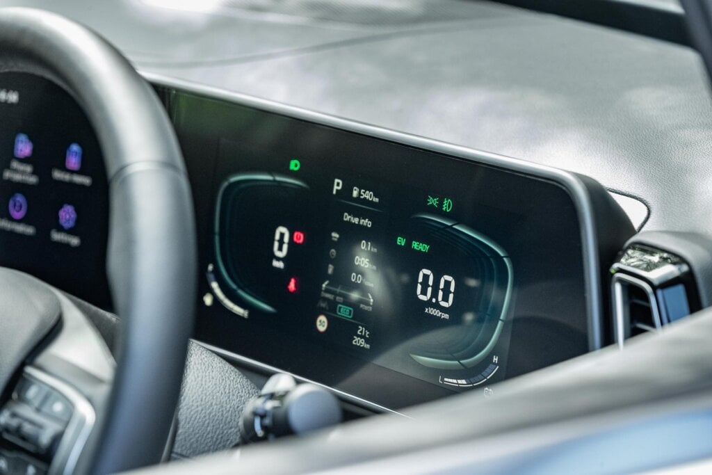 Kia Sportage HEV Earth drivers display screen