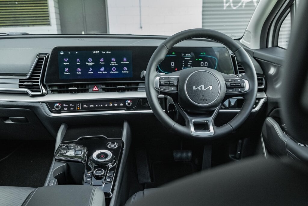 Kia Sportage HEV Earth front interior dash layout