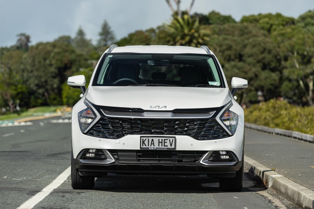 Kia Sportage HEV Earth front end profile