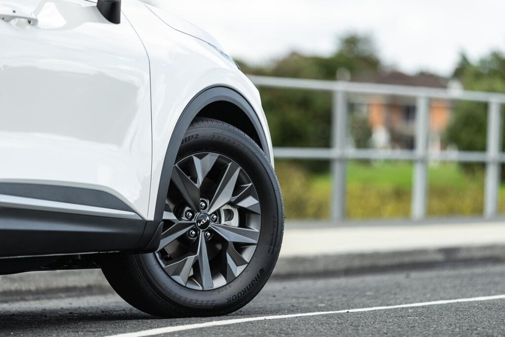 Wheel detail of the Kia Sportage HEV Earth