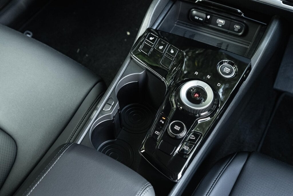 Centre console view in the Kia Sportage HEV Earth 2024