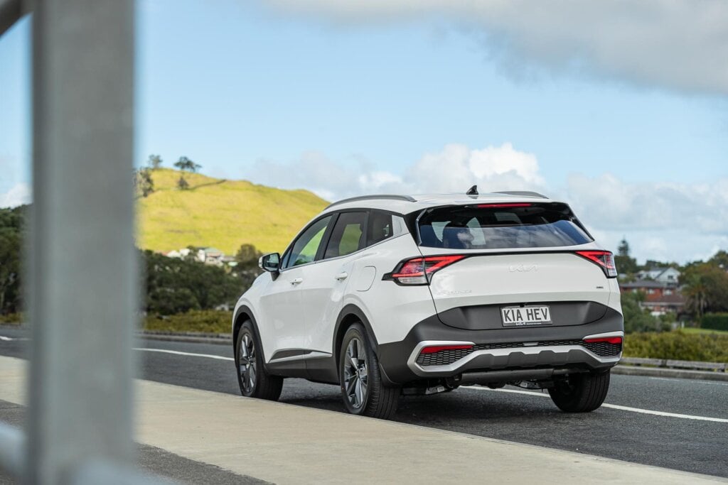 Kia Sportage HEV Earth rear quarter view