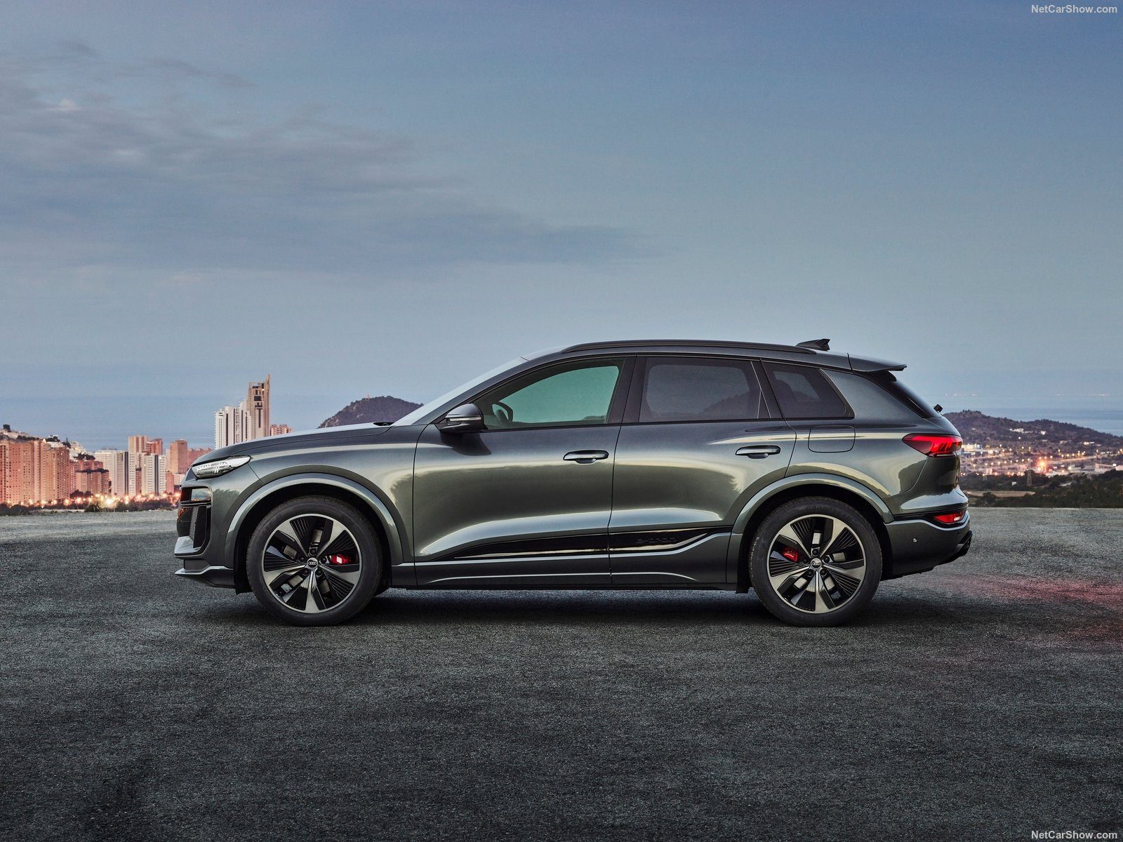 SQ6 e-tron in profile.