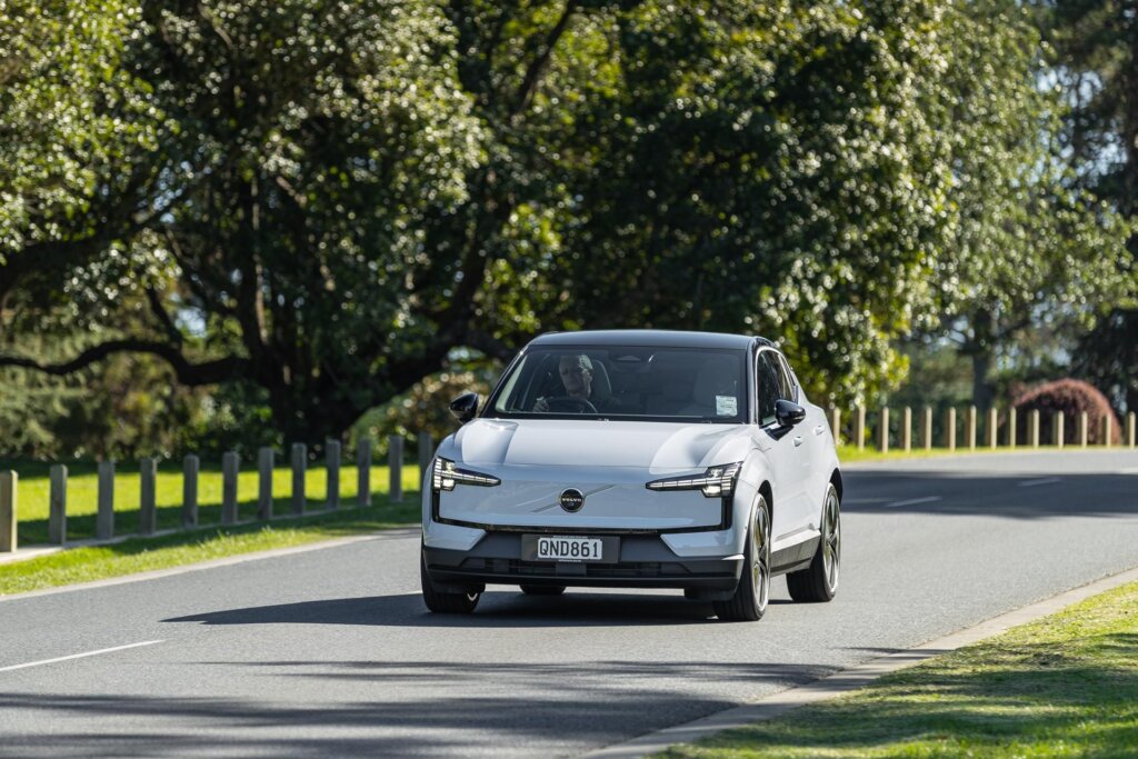 Volvo EX30 Twin-Motor Performance front dynamic shot, approaching
