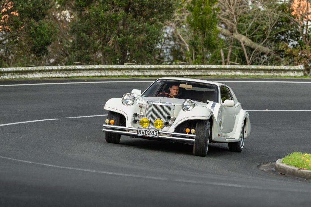 Taking a corner in the 1990 Mitsuoka Le-Seyde